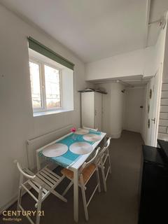 Studio to rent, Upper St, London N1