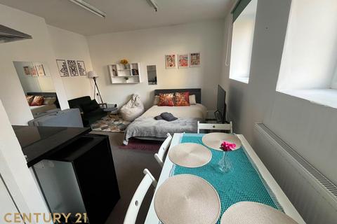 Studio to rent, Upper St, London N1