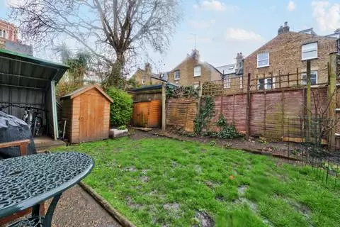 2 bedroom property to rent - View 4