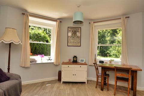 2 bedroom ground floor flat for sale, MINUTES FROM RYDE BEACH
