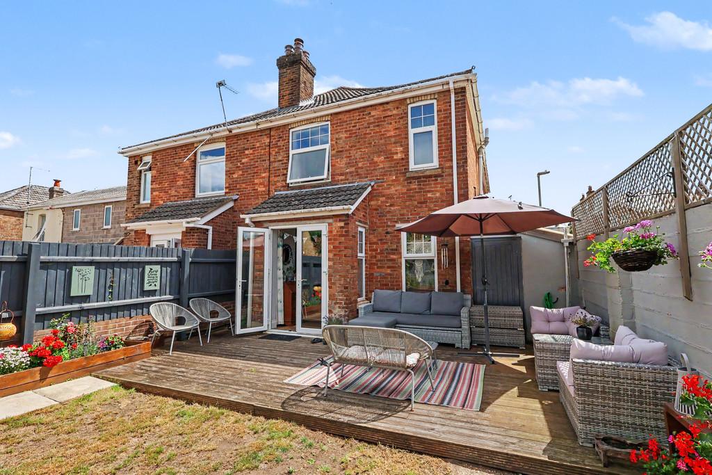 3 bedroom semi-detached house to rent