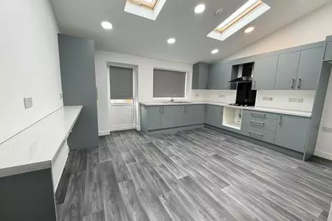 3 bedroom semi-detached house to rent