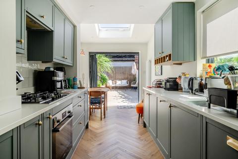 4 bedroom end of terrace house for sale, Holdenby Road, Brockley, London, SE4