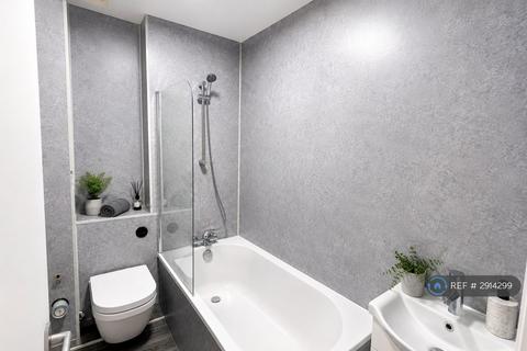 2 bedroom flat to rent, Carlton Road, Salford, M6