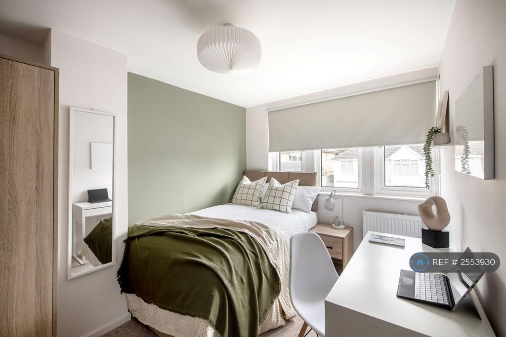 4 bedroom end of terrace house to rent