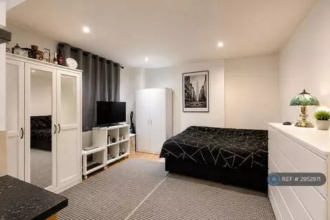 Studio to rent - View 2