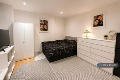 Studio to rent - View 3