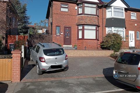 3 bedroom semi-detached house to rent, Hallwood Avenue, Salford, M6