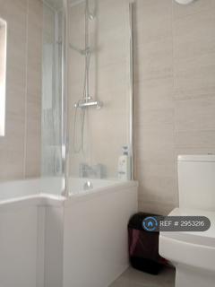 3 bedroom semi-detached house to rent, Hallwood Avenue, Salford, M6