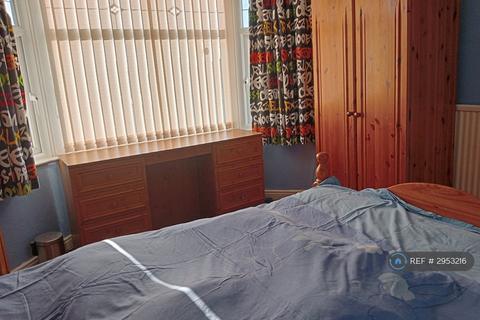 3 bedroom semi-detached house to rent, Hallwood Avenue, Salford, M6