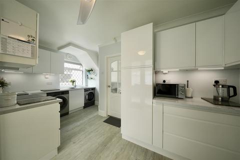 2 bedroom end of terrace house for sale, Glebe Road, Hull