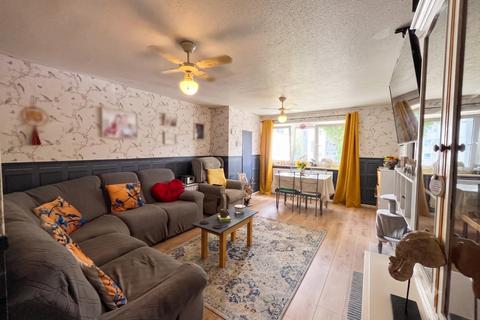 3 bedroom flat for sale, Essex Close, Luton, Bedfordshire, LU1 3EJ