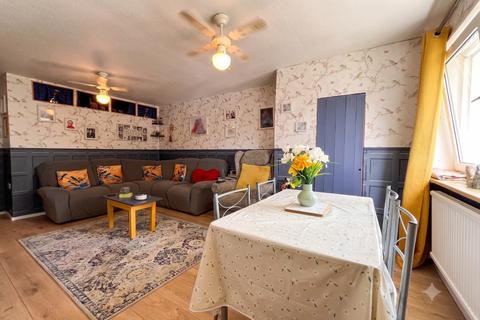 3 bedroom flat for sale, Essex Close, Luton, Bedfordshire, LU1 3EJ