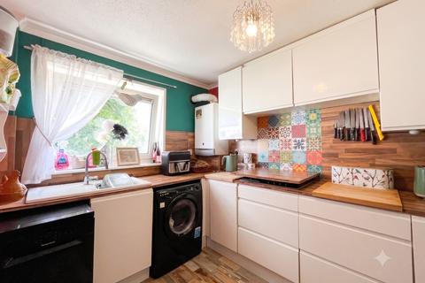 3 bedroom flat for sale, Essex Close, Luton, Bedfordshire, LU1 3EJ