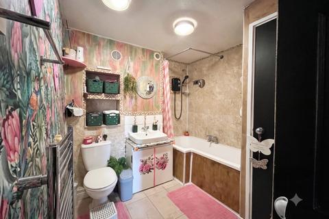 3 bedroom flat for sale, Essex Close, Luton, Bedfordshire, LU1 3EJ