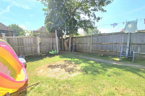 2 bedroom maisonette to rent, Chelmsford Avenue, Romford, RM5
