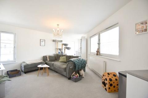 2 bedroom flat to rent, The Avenue, Eastbourne BN21