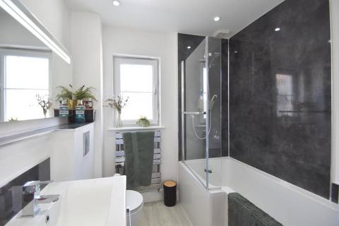 2 bedroom flat to rent, The Avenue, Eastbourne BN21