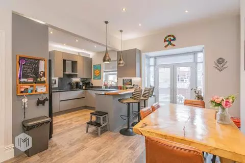 4 bedroom semi-detached house for sale - View 2