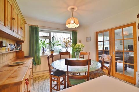 5 bedroom detached bungalow to rent, Wentworth Avenue, Slough