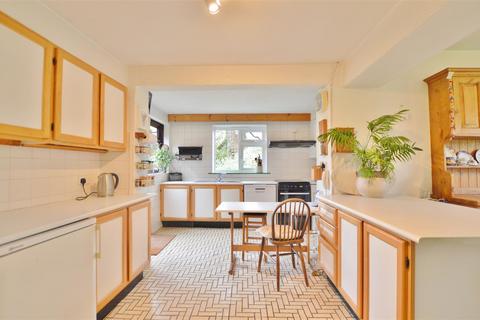 5 bedroom detached bungalow to rent, Wentworth Avenue, Slough