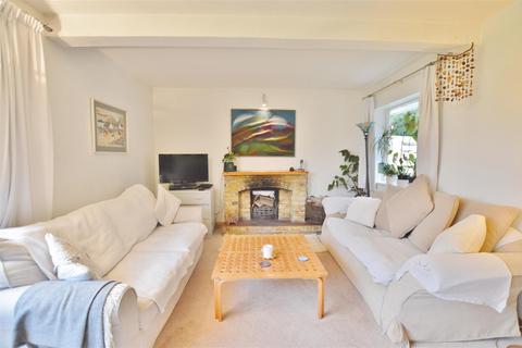5 bedroom detached bungalow to rent, Wentworth Avenue, Slough