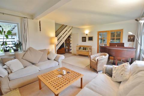 5 bedroom detached bungalow to rent, Wentworth Avenue, Slough
