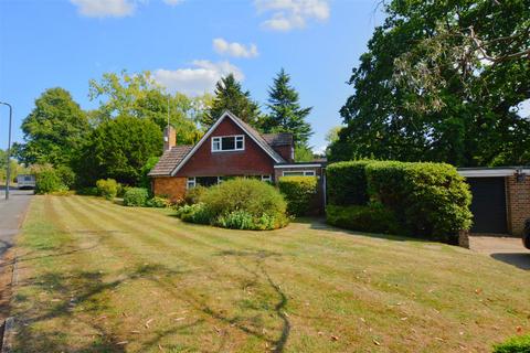 5 bedroom detached bungalow to rent, Wentworth Avenue, Slough
