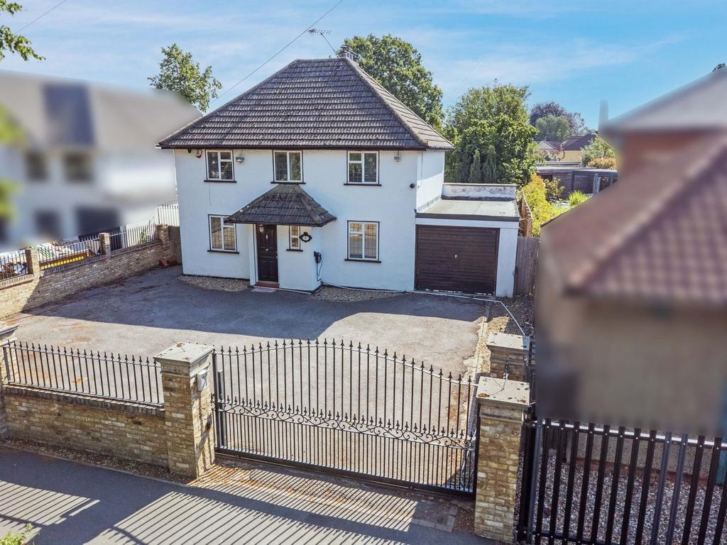 Detached house exterior, driveway