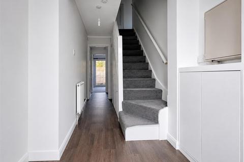 5 bedroom detached house to rent, Victoria Gardens, Hounslow TW5