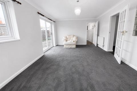 5 bedroom detached house to rent, Victoria Gardens, Hounslow TW5