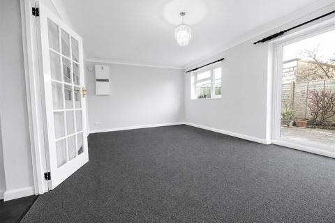 5 bedroom detached house to rent, Victoria Gardens, Hounslow TW5