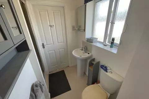 1 bedroom in a house share to rent - View 4