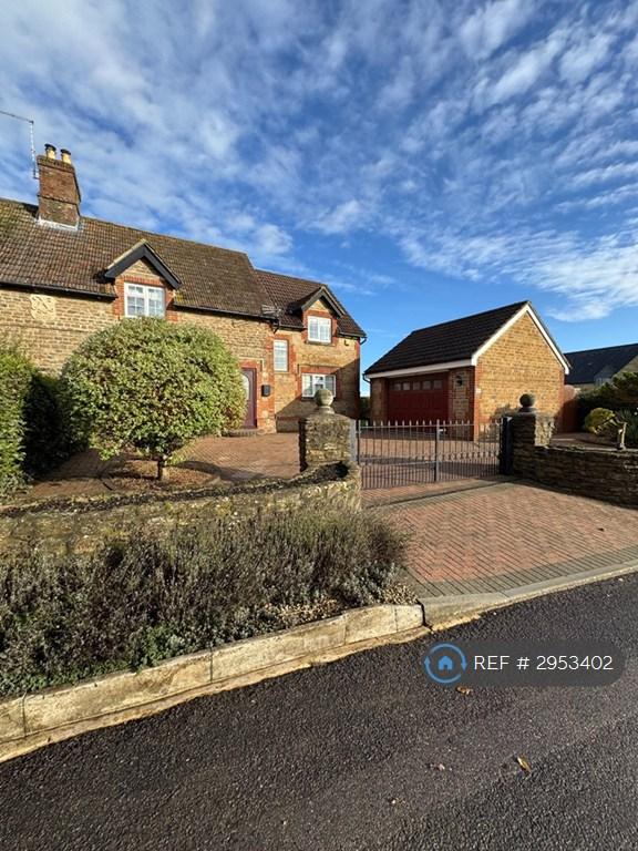 3 bedroom semi-detached house to rent