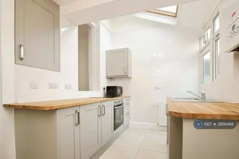 3 bedroom terraced house to rent - View 2