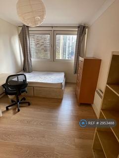1 bedroom in a flat share to rent, Boardwalk Place, London, E14