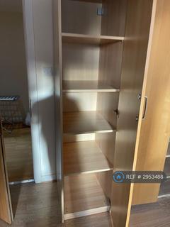 1 bedroom in a flat share to rent, Boardwalk Place, London, E14