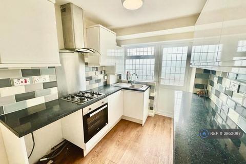 2 bedroom maisonette to rent, Eastern Avenue, Ilford, IG2