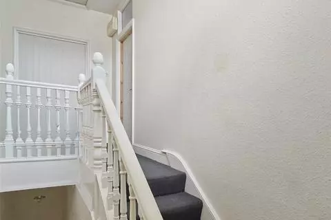 Studio to rent - View 4