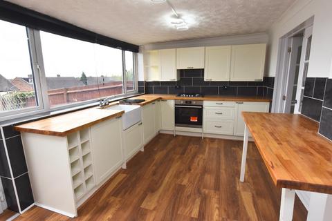 3 bedroom terraced house to rent, Wendover Rise, Coventry CV5