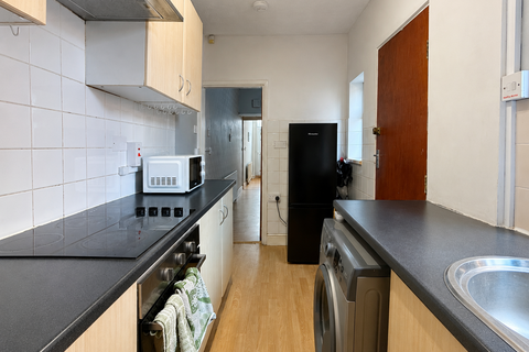 2 bedroom terraced house to rent, Western Road, Leicester LE3