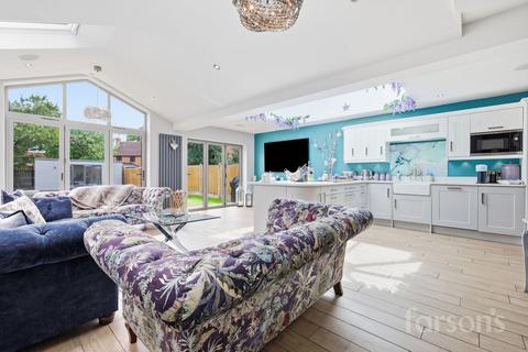 4 bedroom detached house for sale, High Road North, Laindon, SS15