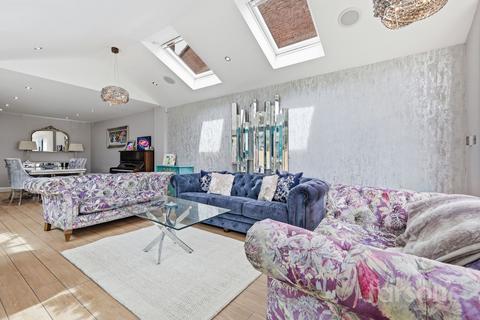 4 bedroom detached house for sale, High Road North, Laindon, SS15