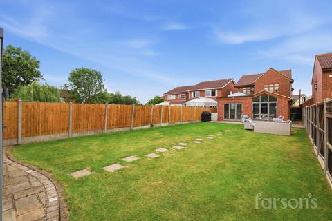 4 bedroom detached house for sale, High Road North, Laindon, SS15