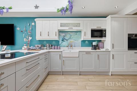 4 bedroom detached house for sale, High Road North, Laindon, SS15