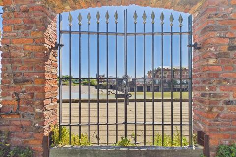 Studio for sale, Pease Court, High Street, Hull, North Humberside, HU1