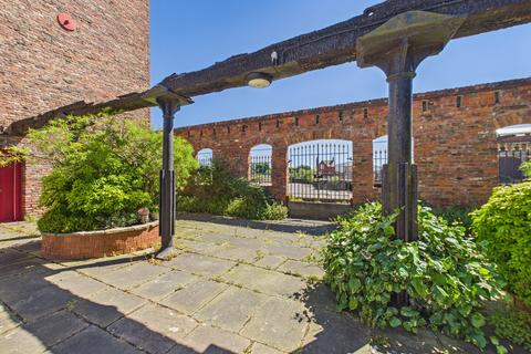 Studio for sale, Pease Court, High Street, Hull, North Humberside, HU1