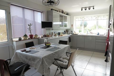 4 bedroom chalet for sale, De la Warr Road, Bexhill-on-Sea, TN40