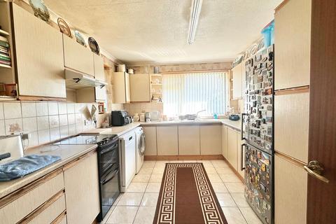 4 bedroom detached bungalow for sale, De la Warr Road, Bexhill-on-Sea, TN40