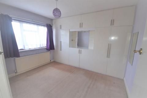3 bedroom terraced house to rent, Headley Drive, IG2 6QL